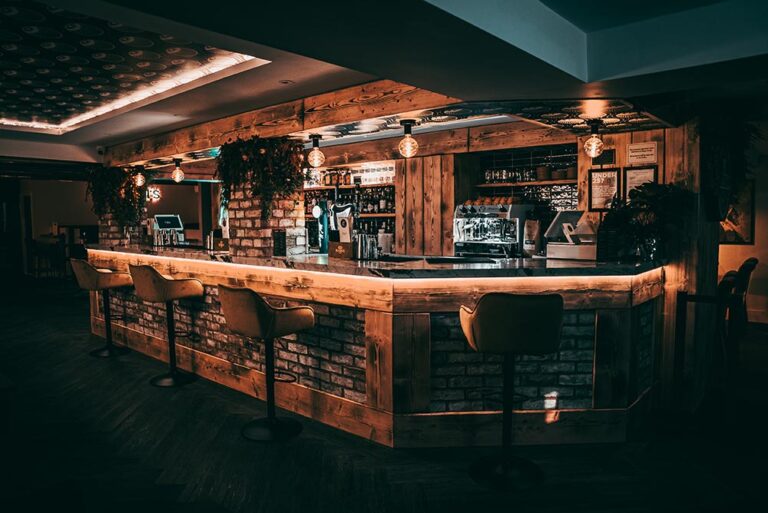 Cristis Main Bar